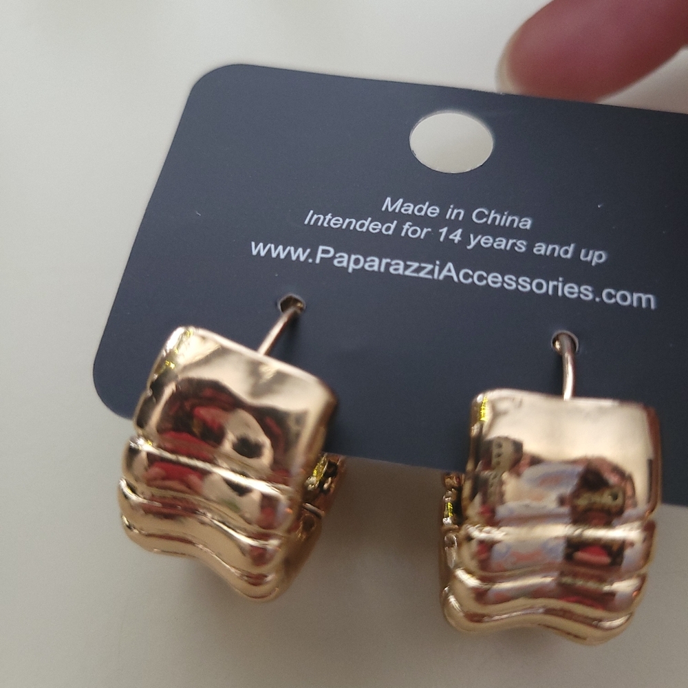 Paparazzi Gold Rippled Hoop Earrings - Picture 2 of 2